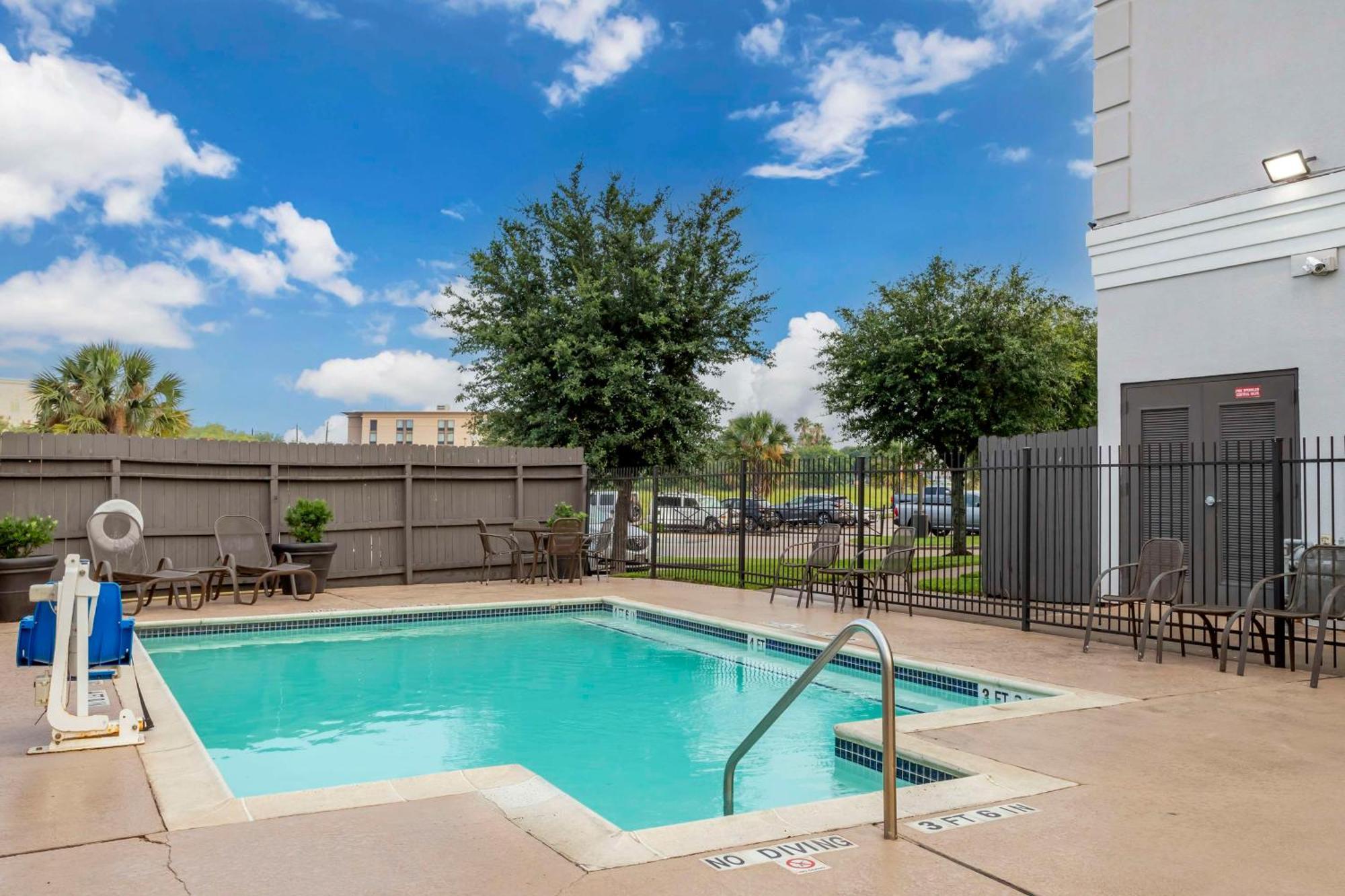 Best Western Plus Hobby Airport Inn And Suites Houston Exterior photo
